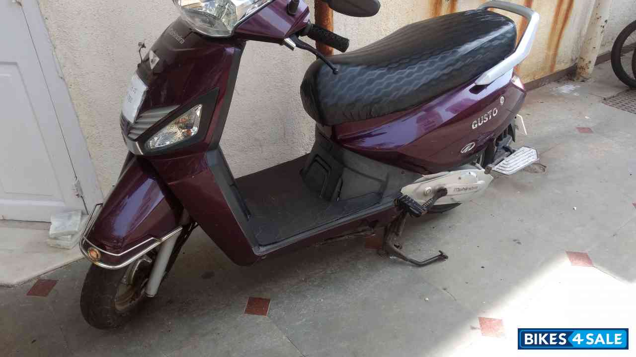 Maroon Mahindra Gusto