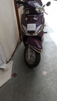 Maroon Mahindra Gusto