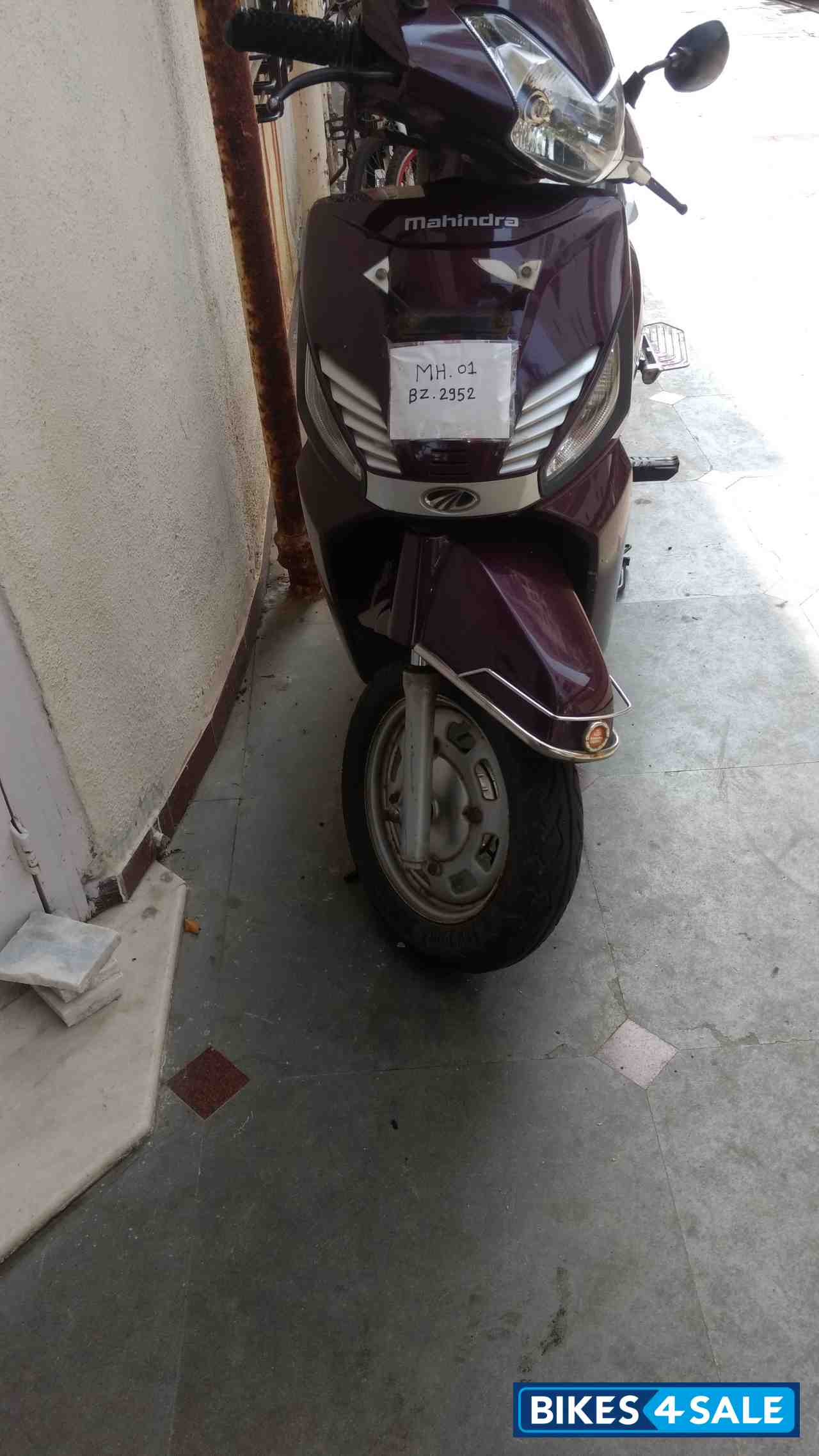 Maroon Mahindra Gusto