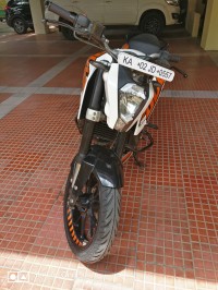 White&orange KTM Duke 200