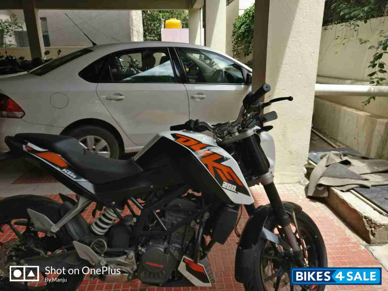 White&orange KTM Duke 200