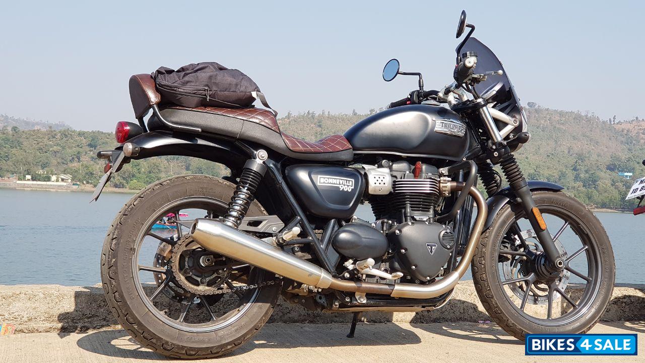 Black Triumph Street Twin