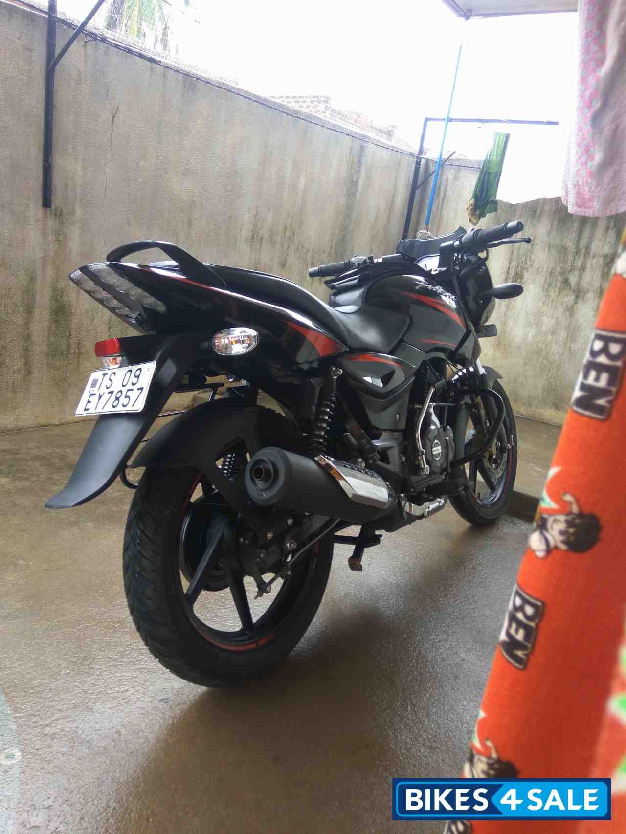 Laser Black. Bajaj Pulsar 150 DTSi