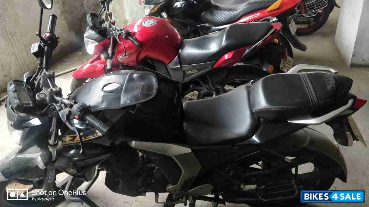 Black Yamaha FZ FI V2 Black Yamaha FZ FI V2