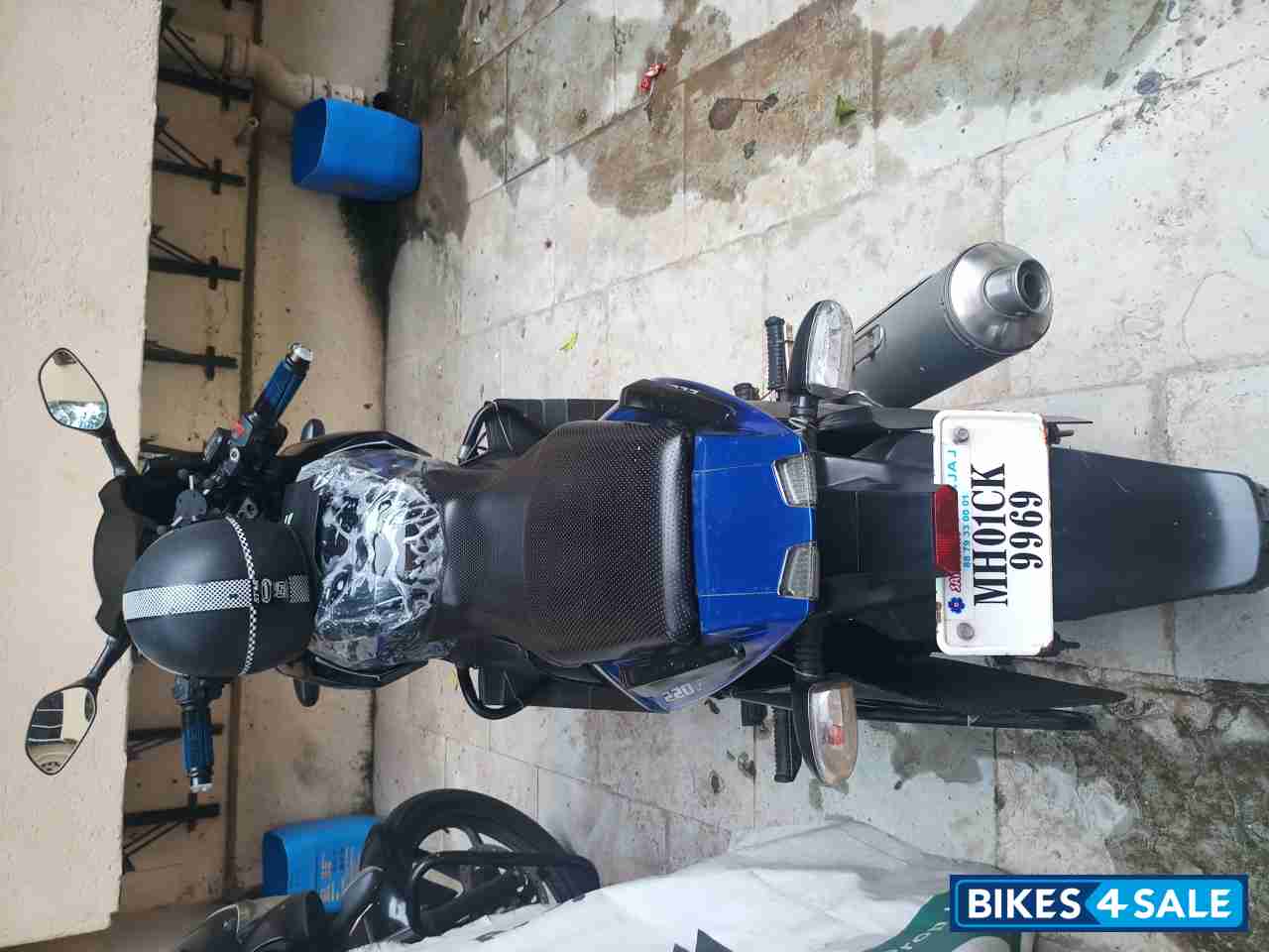 Bajaj Pulsar 220F