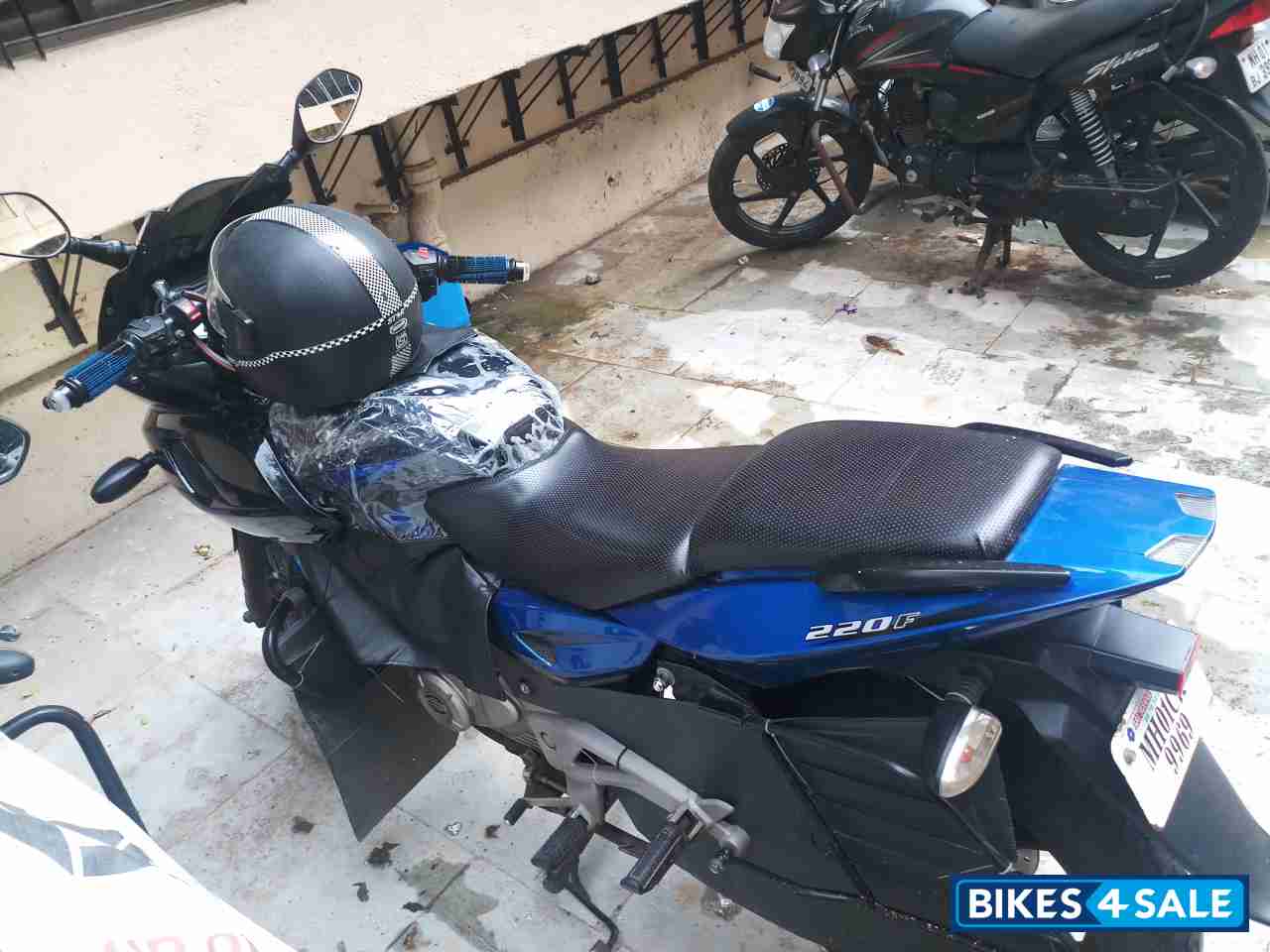 Bajaj Pulsar 220F