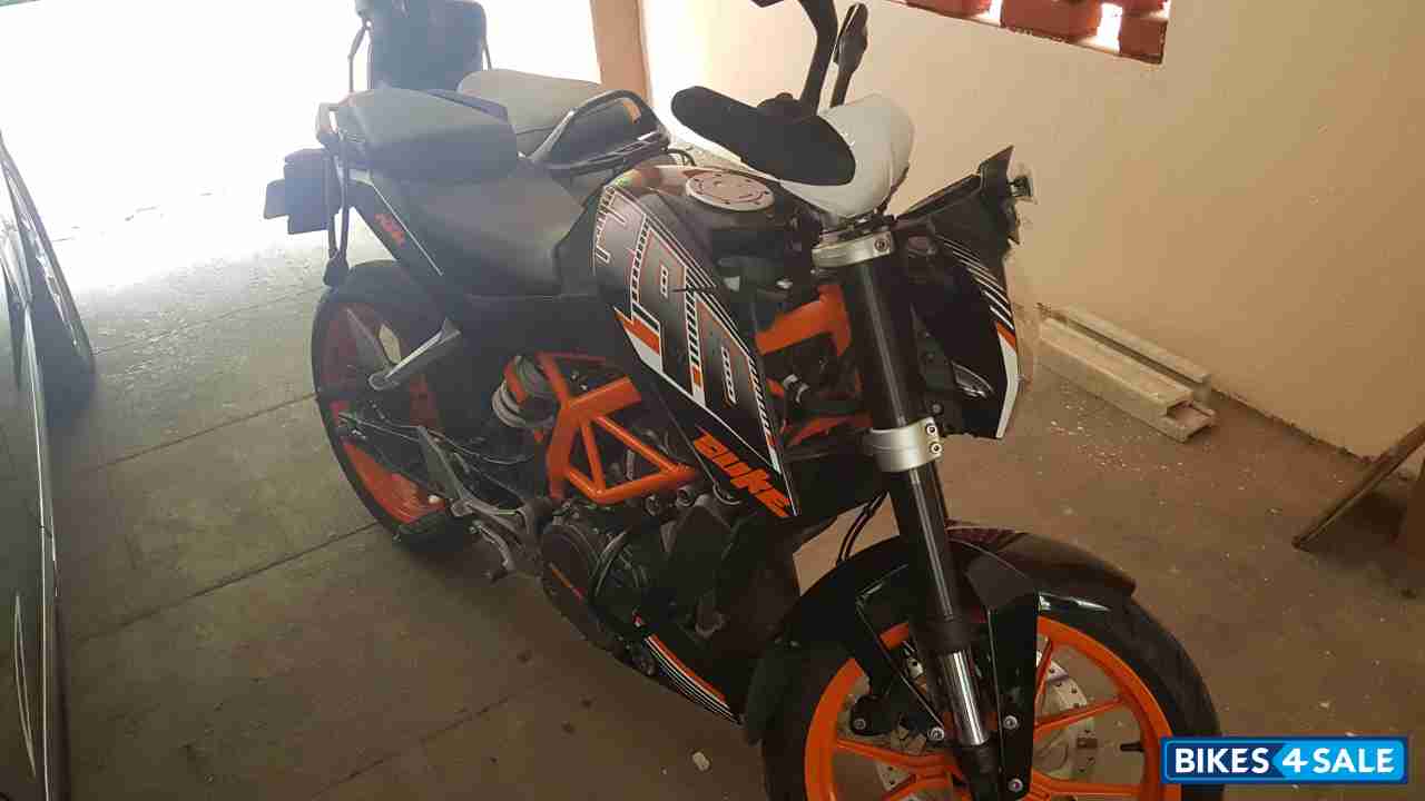 Black KTM Duke 390