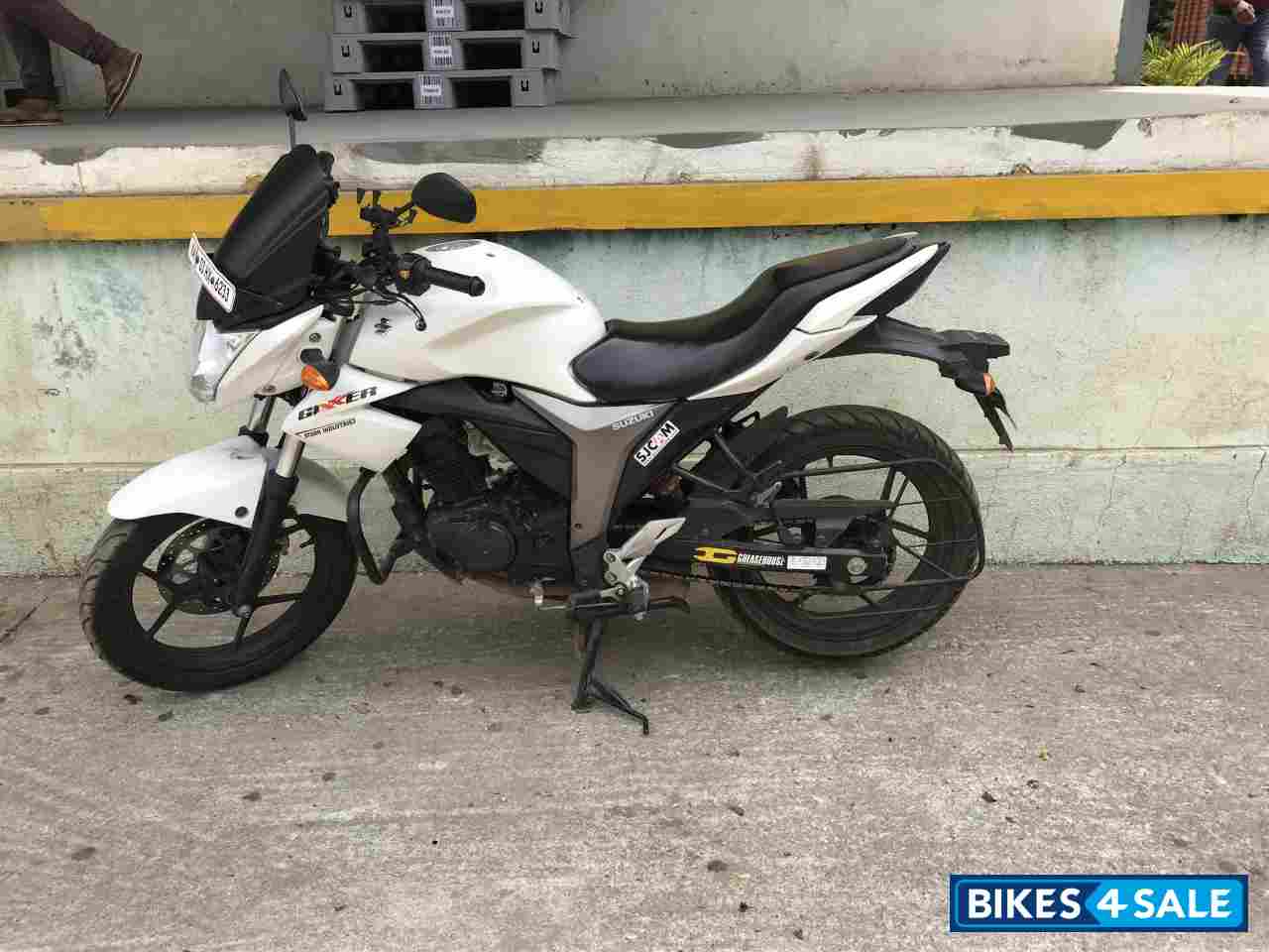 White Suzuki Gixxer 150