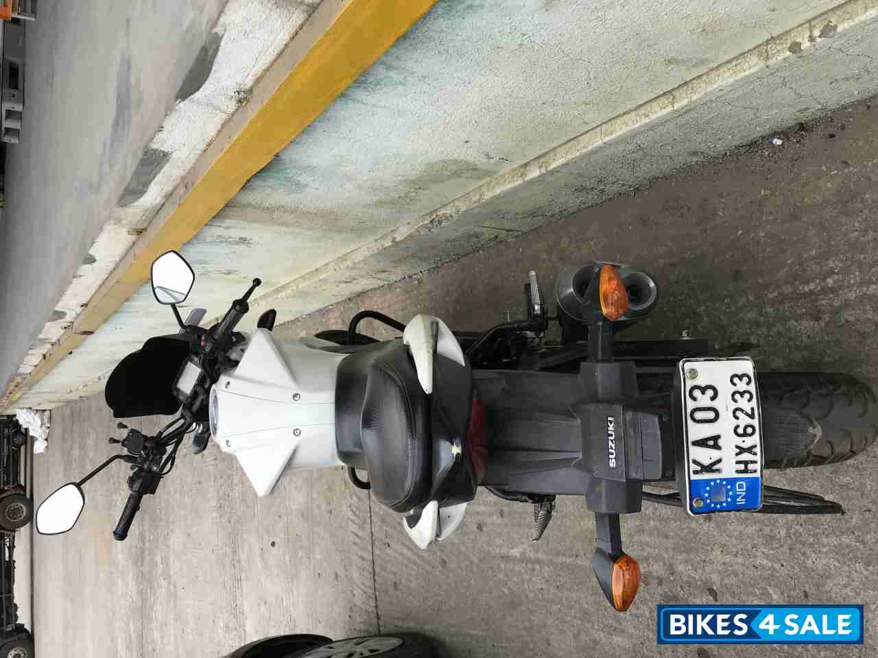 White Suzuki Gixxer 150