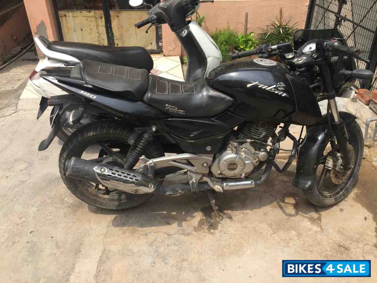 Black Bajaj Pulsar 180 DTSi
