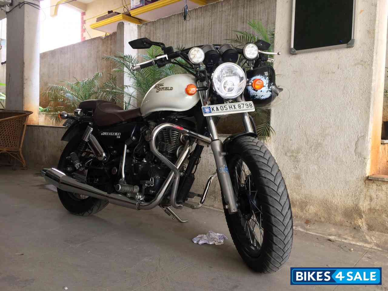 Black/ Pearl White Royal Enfield Thunderbird