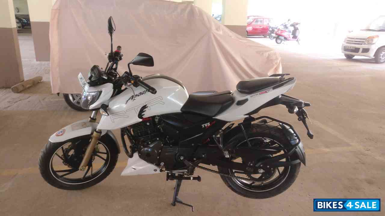 Pearl White TVS Apache RTR 200 4V Pearl White TVS Apache RTR 200 4V