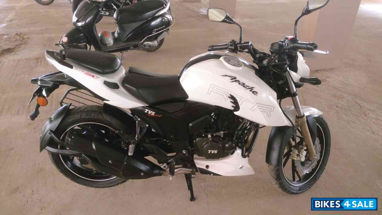 Pearl White TVS Apache RTR 200 4V Pearl White TVS Apache RTR 200 4V