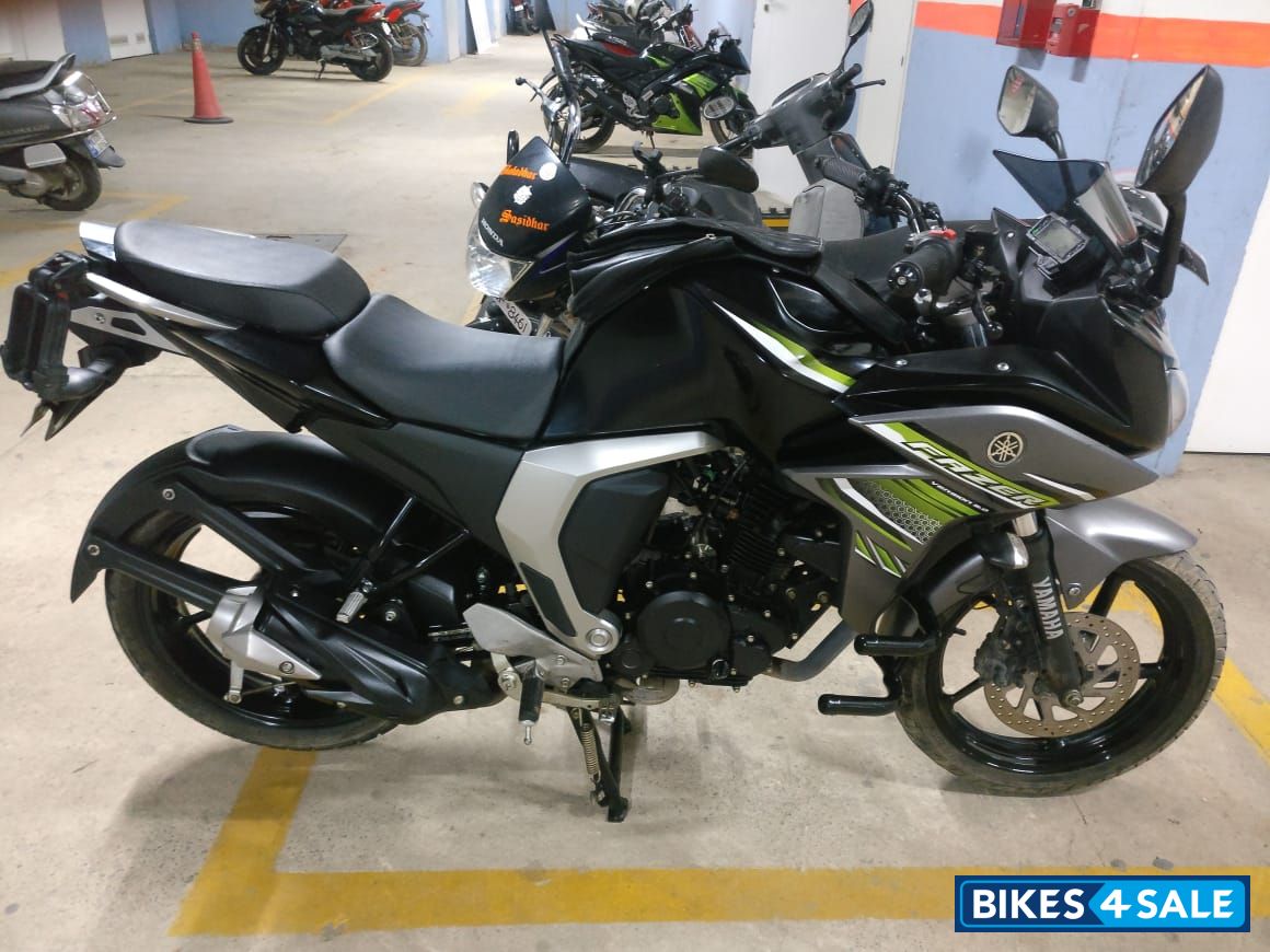 Black Yamaha Fazer FI V2