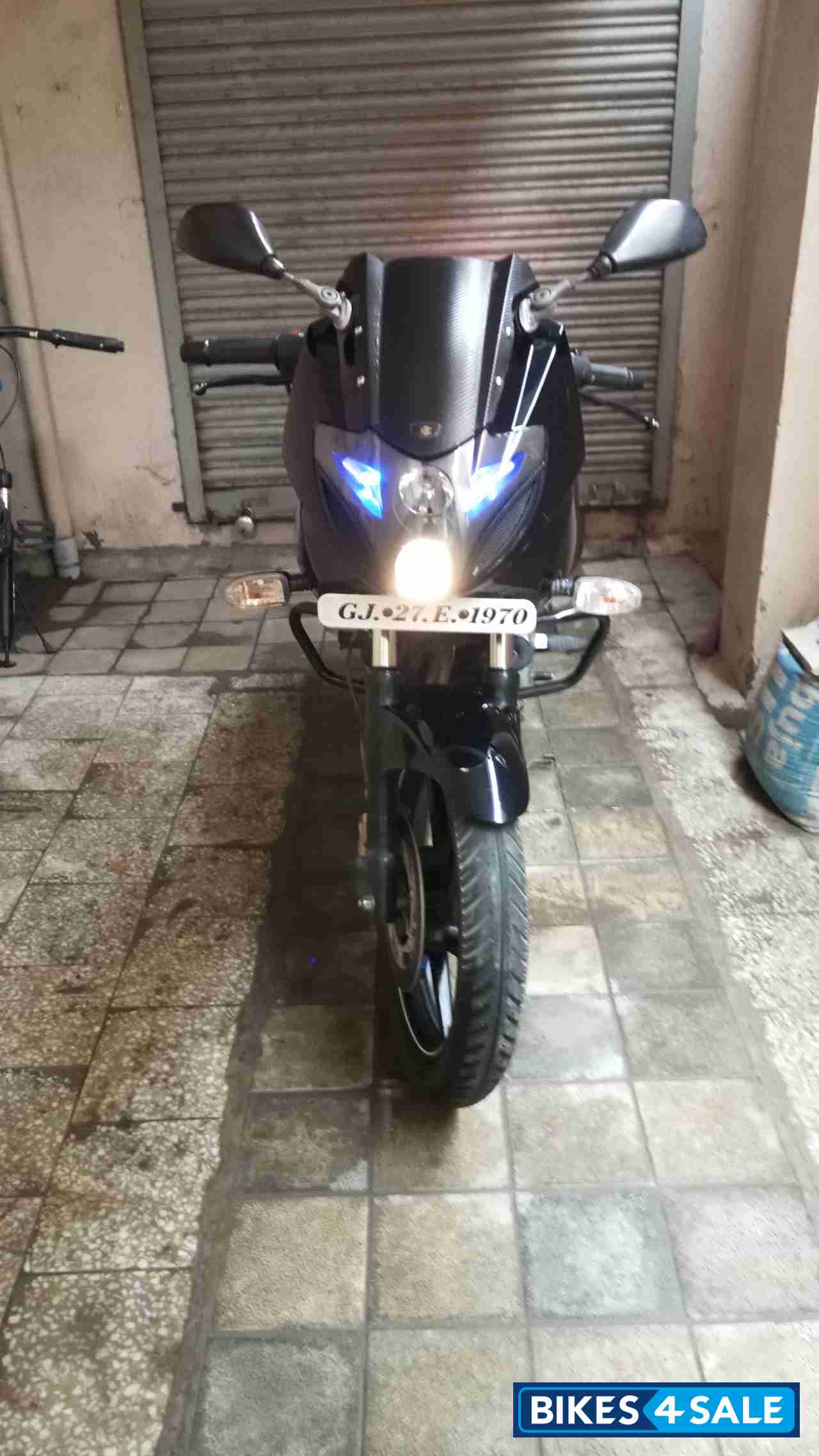 Midnight Black/blue Bajaj Pulsar 220F Midnight Black/blue Bajaj Pulsar 220F