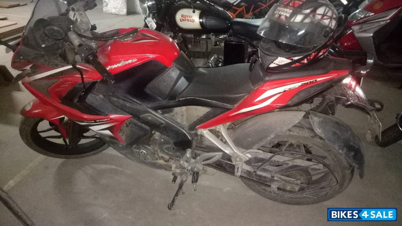 Red Bajaj Pulsar RS 200