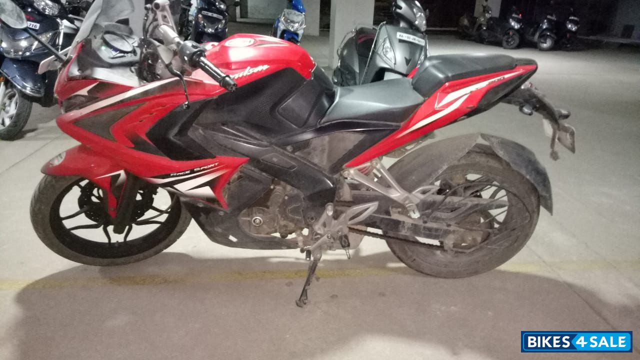 Red Bajaj Pulsar RS 200