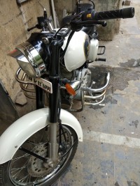 White Royal Enfield Classic 350