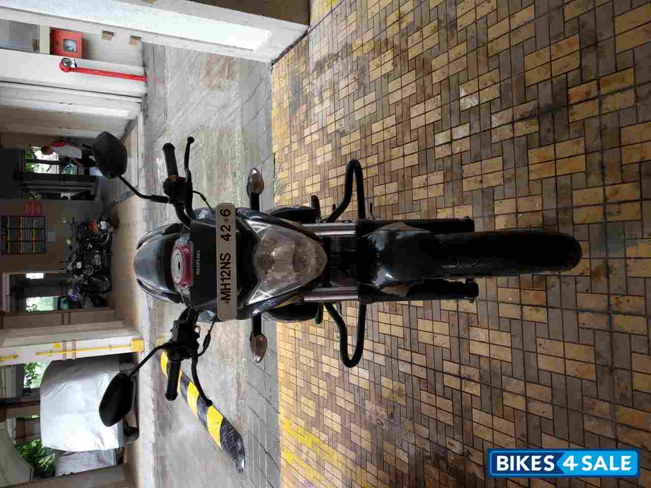 Black-red Suzuki Gixxer 150