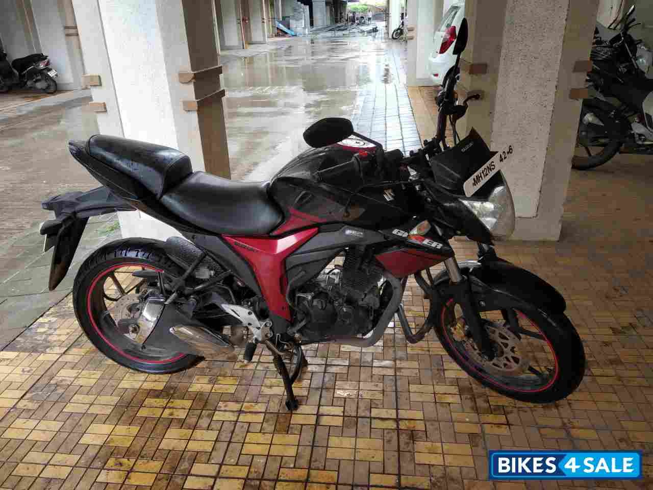 Black-red Suzuki Gixxer 150