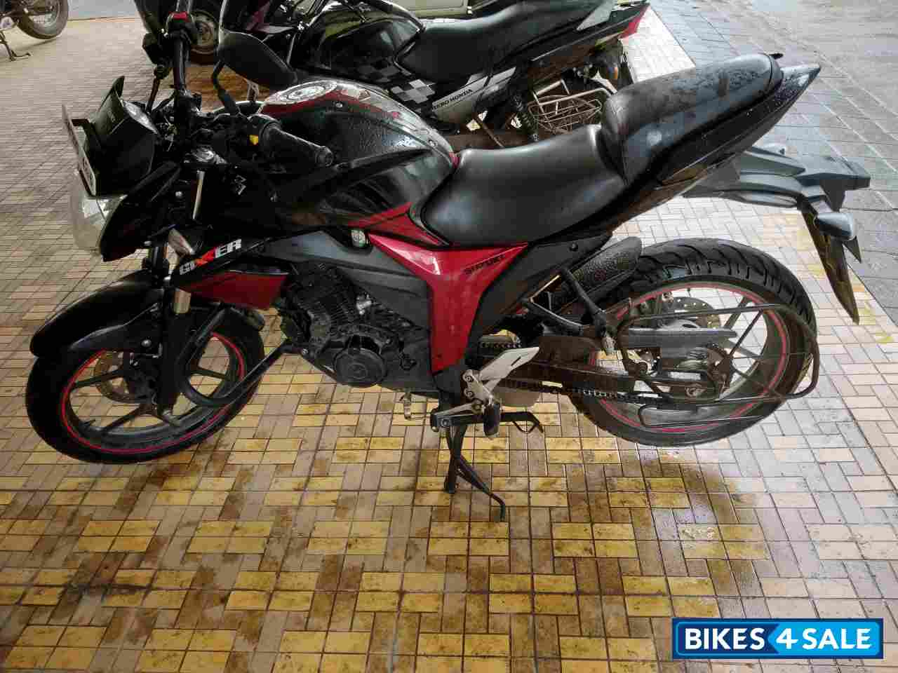 Black-red Suzuki Gixxer 150
