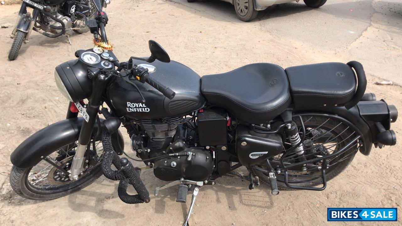 Black Royal Enfield Classic Stealth Black
