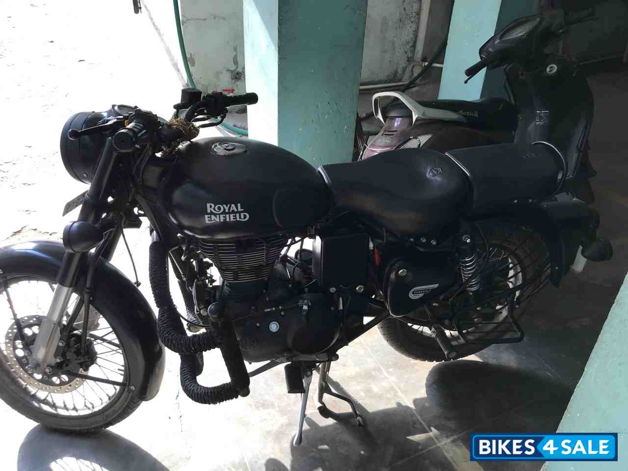 Black Royal Enfield Classic Stealth Black