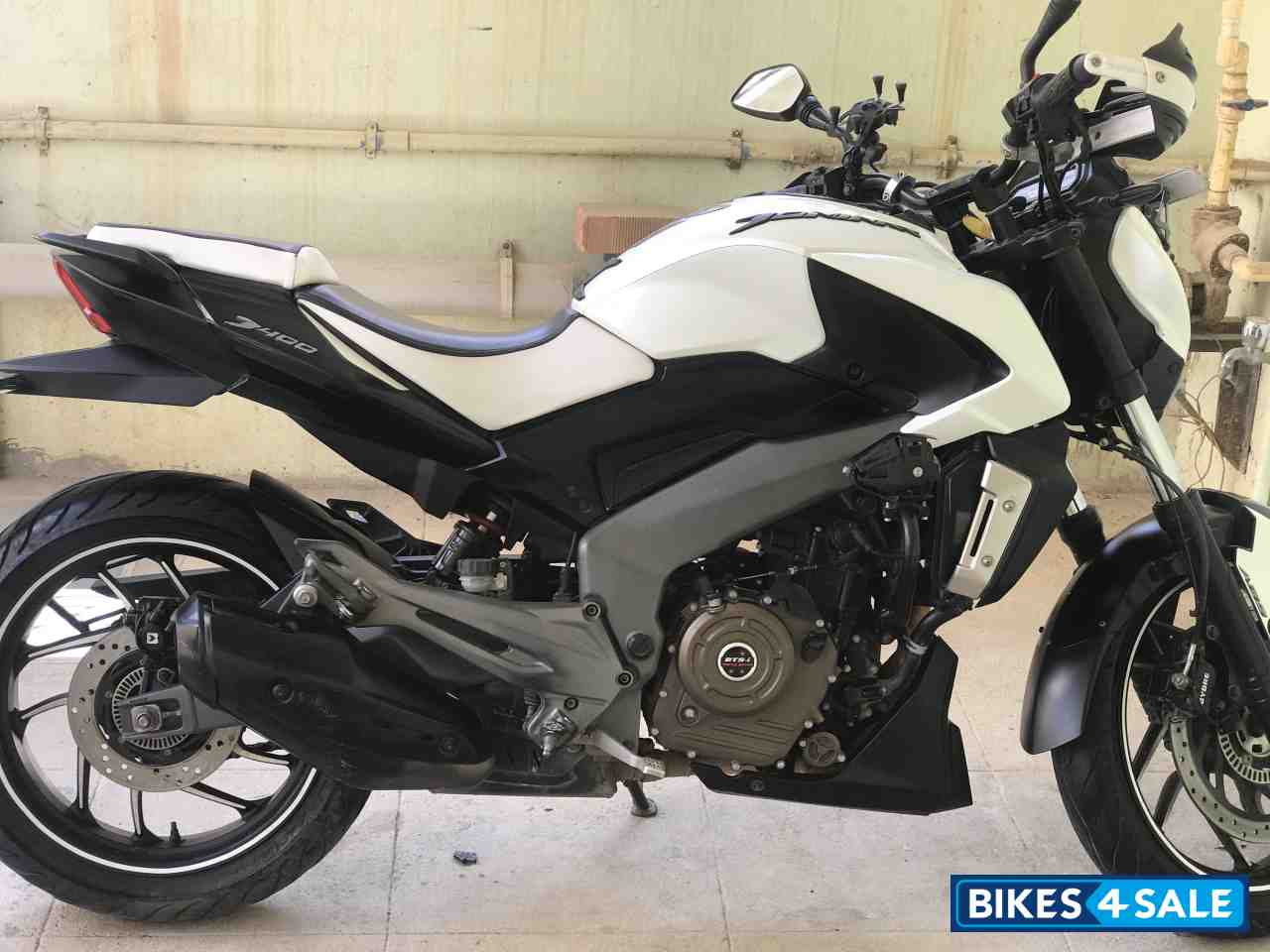 Moon White Bajaj Dominar 400
