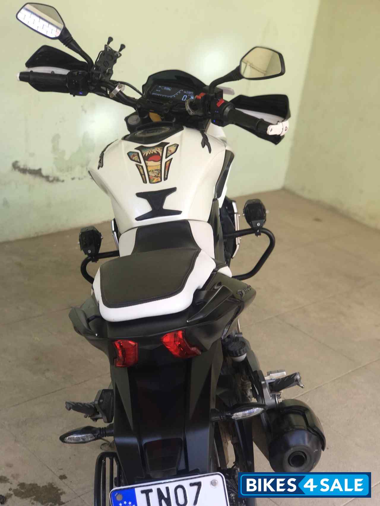 Moon White Bajaj Dominar 400
