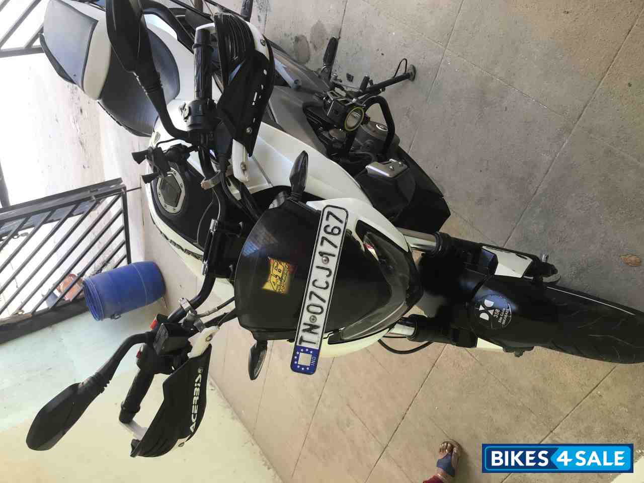 Moon White Bajaj Dominar 400