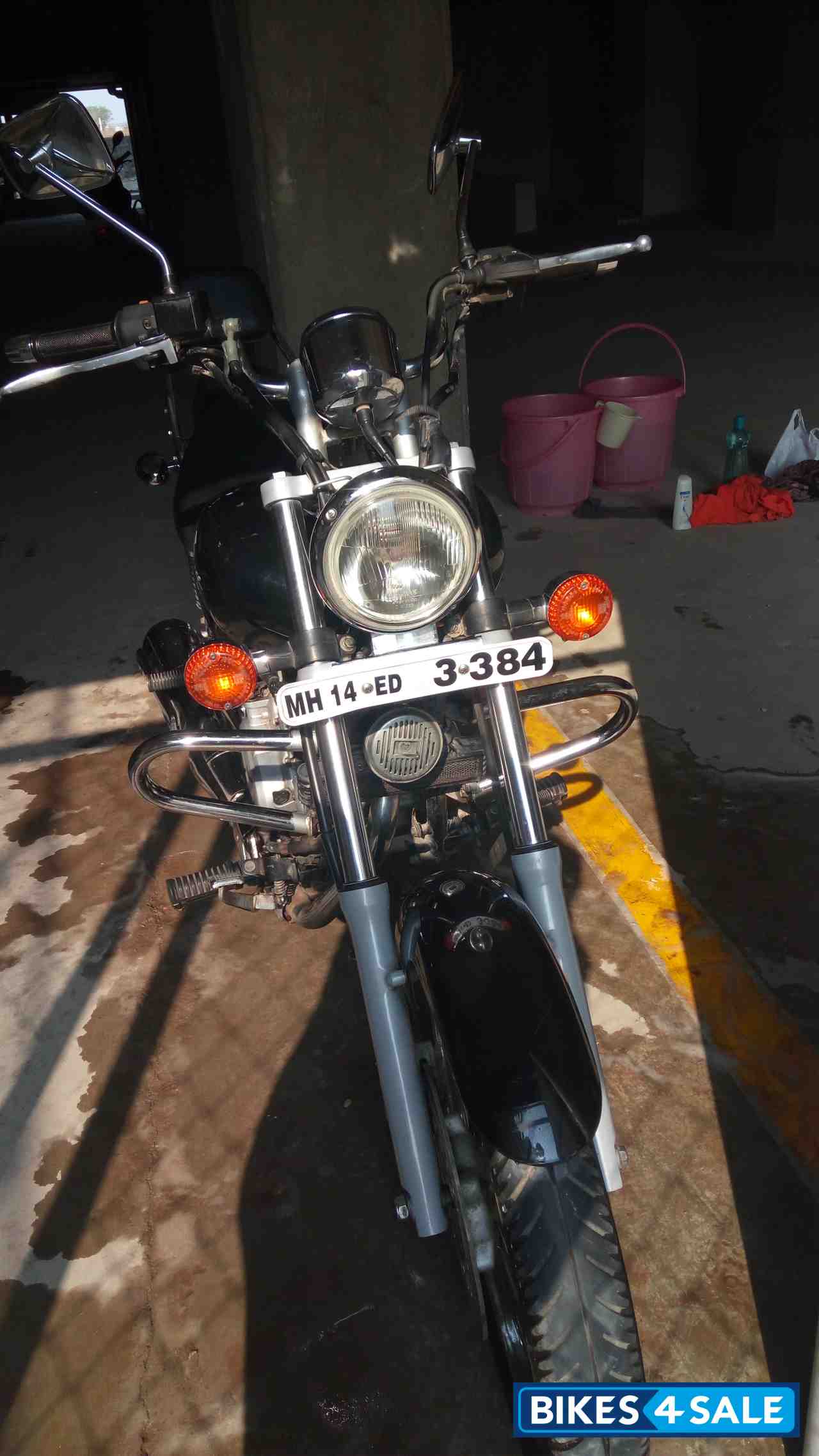 Black Bajaj Avenger 200 DTS-i
