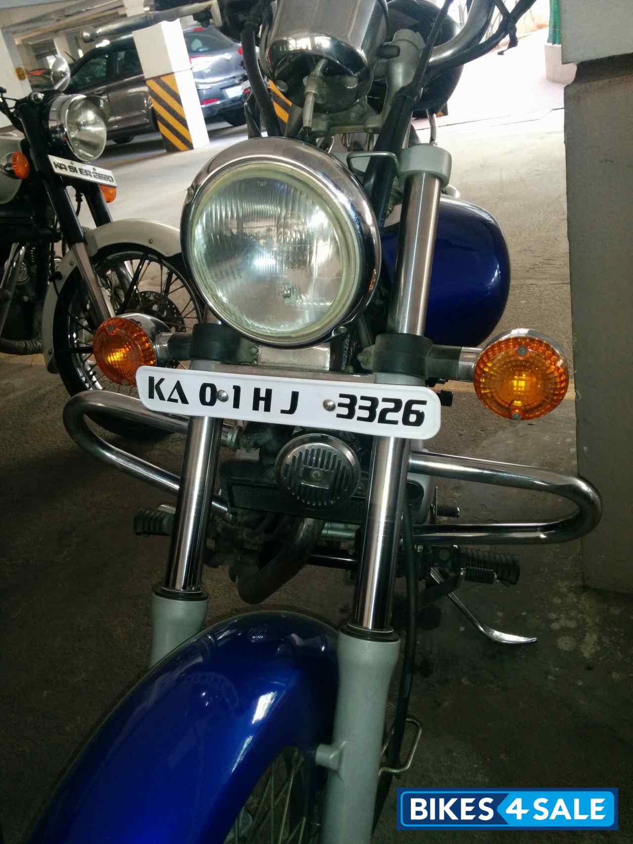 Blue Bajaj Avenger 220 DTS-i