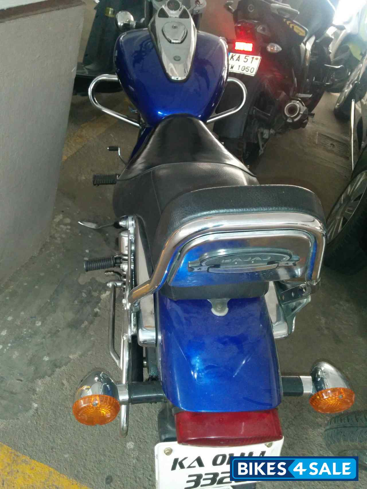 Blue Bajaj Avenger 220 DTS-i Blue Bajaj Avenger 220 DTS-i
