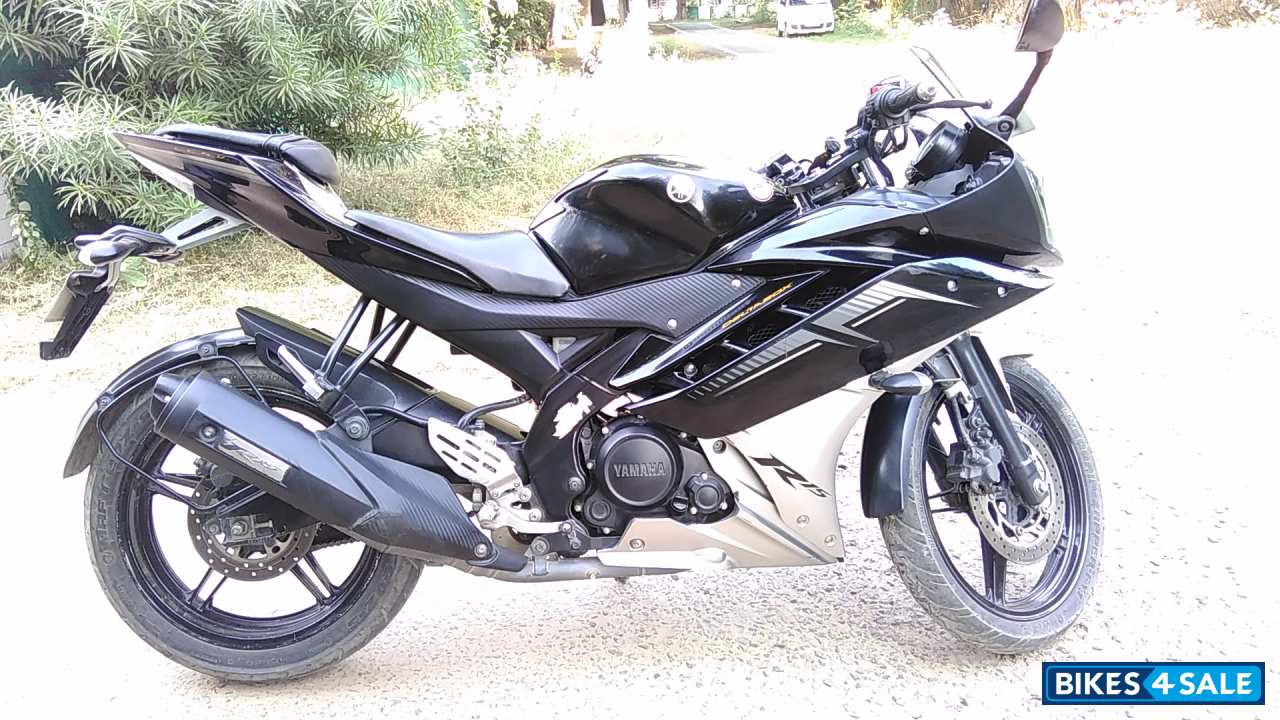 Black Silver Yamaha YZF R15 V2