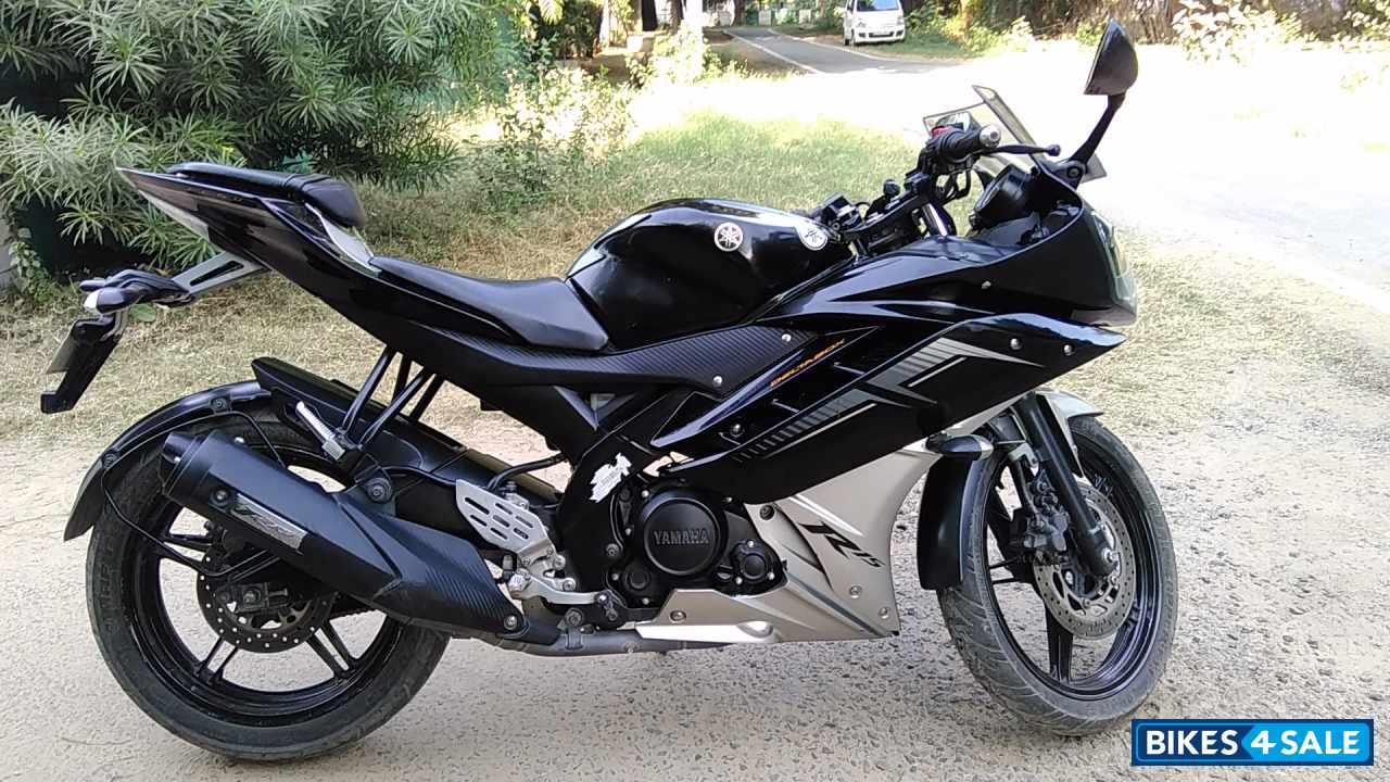 Black Silver Yamaha YZF R15 V2