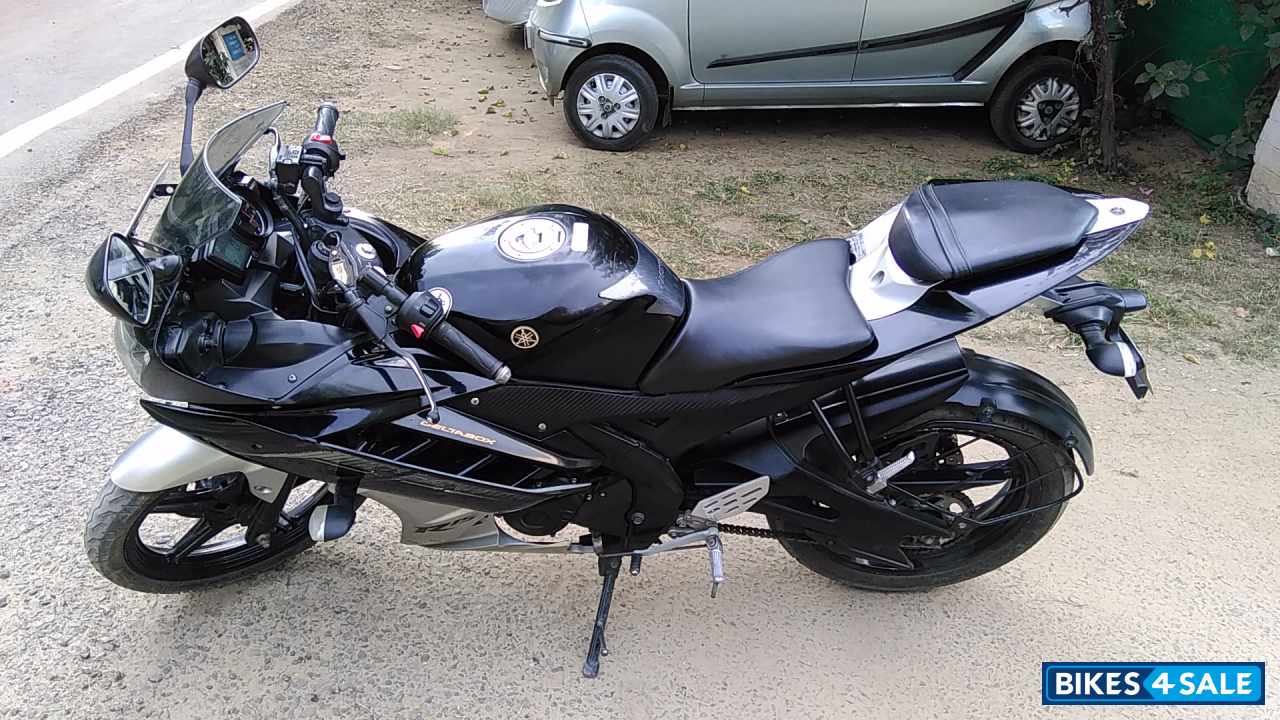 Black Silver Yamaha YZF R15 V2