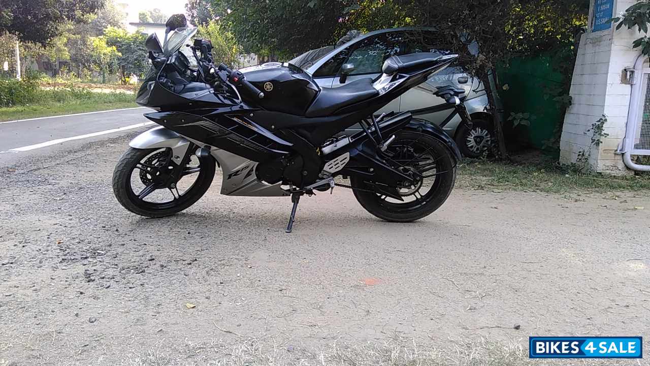 Black Silver Yamaha YZF R15 V2
