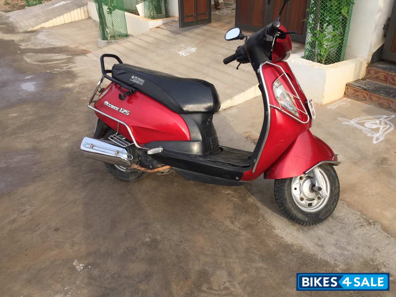Red Suzuki Access 125
