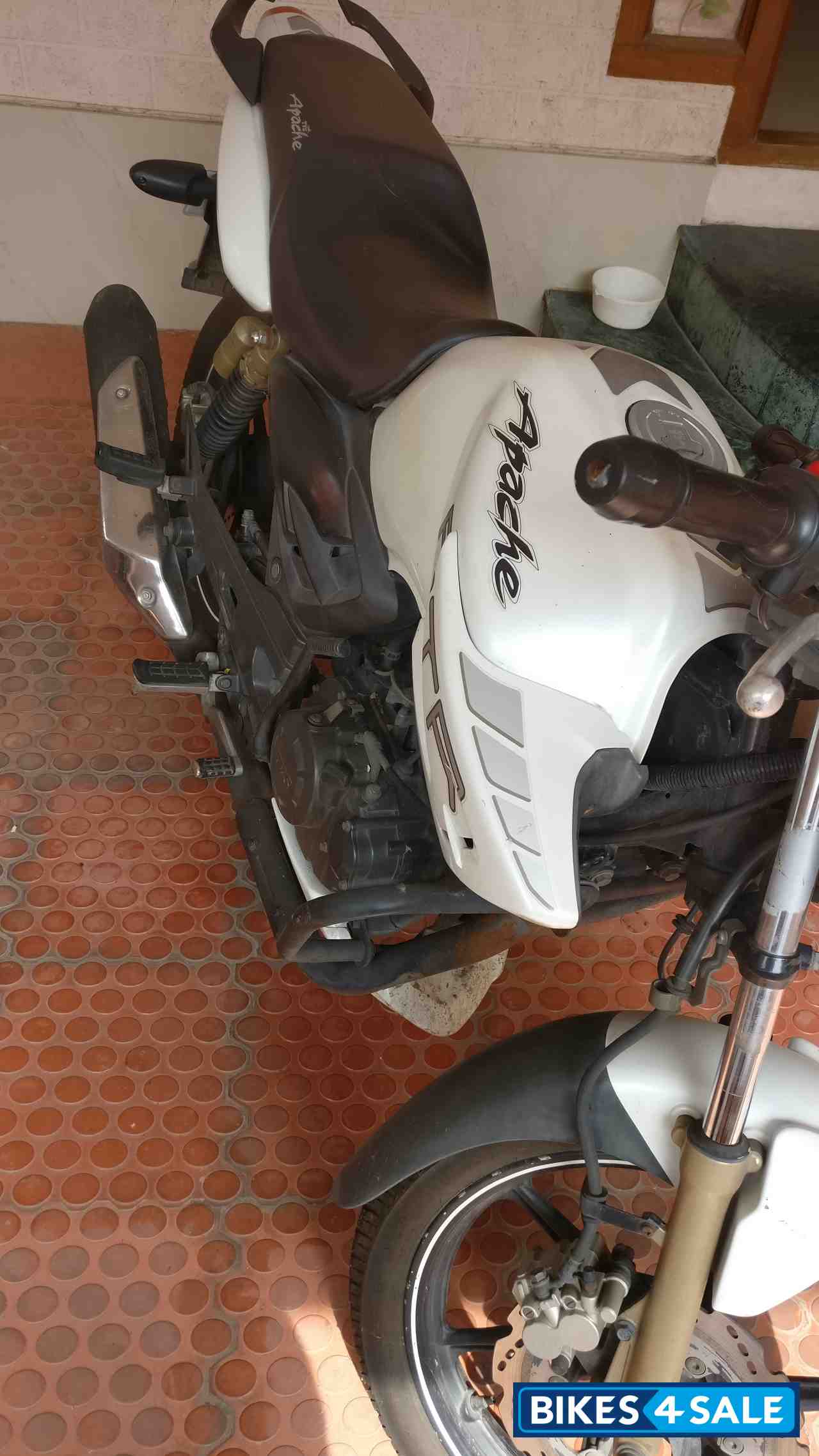 White TVS Apache RTR 180