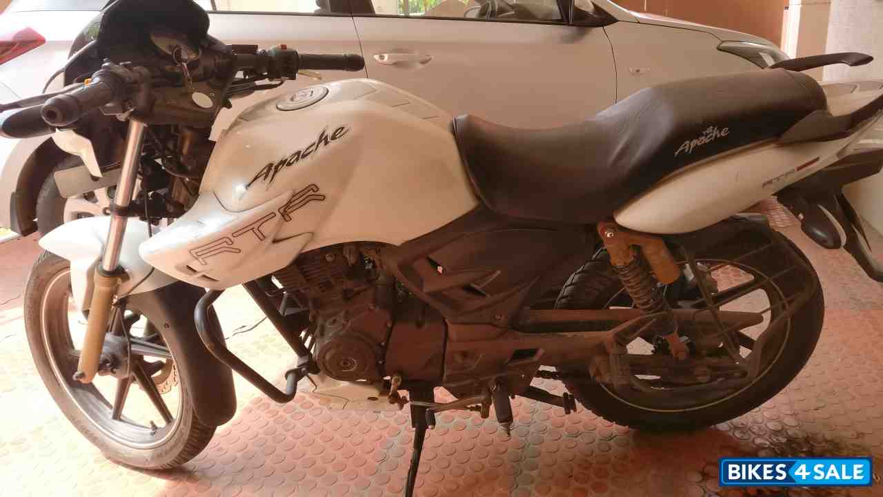 White TVS Apache RTR 180