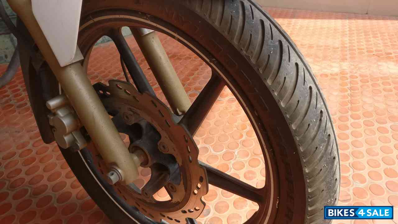 White TVS Apache RTR 180