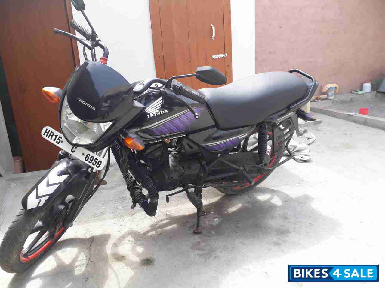 Black Honda Dream Neo