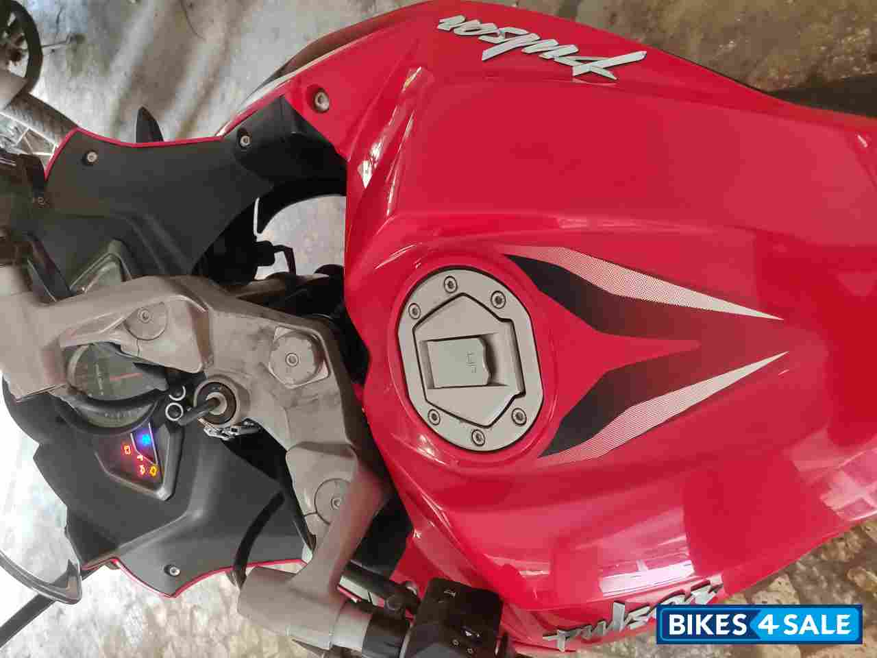 Red Bajaj Pulsar RS 200