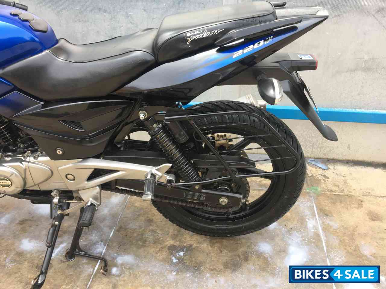 Blue & Black Dual Bajaj Pulsar 220 DTSFi Blue & Black Dual Bajaj Pulsar 220 DTSFi