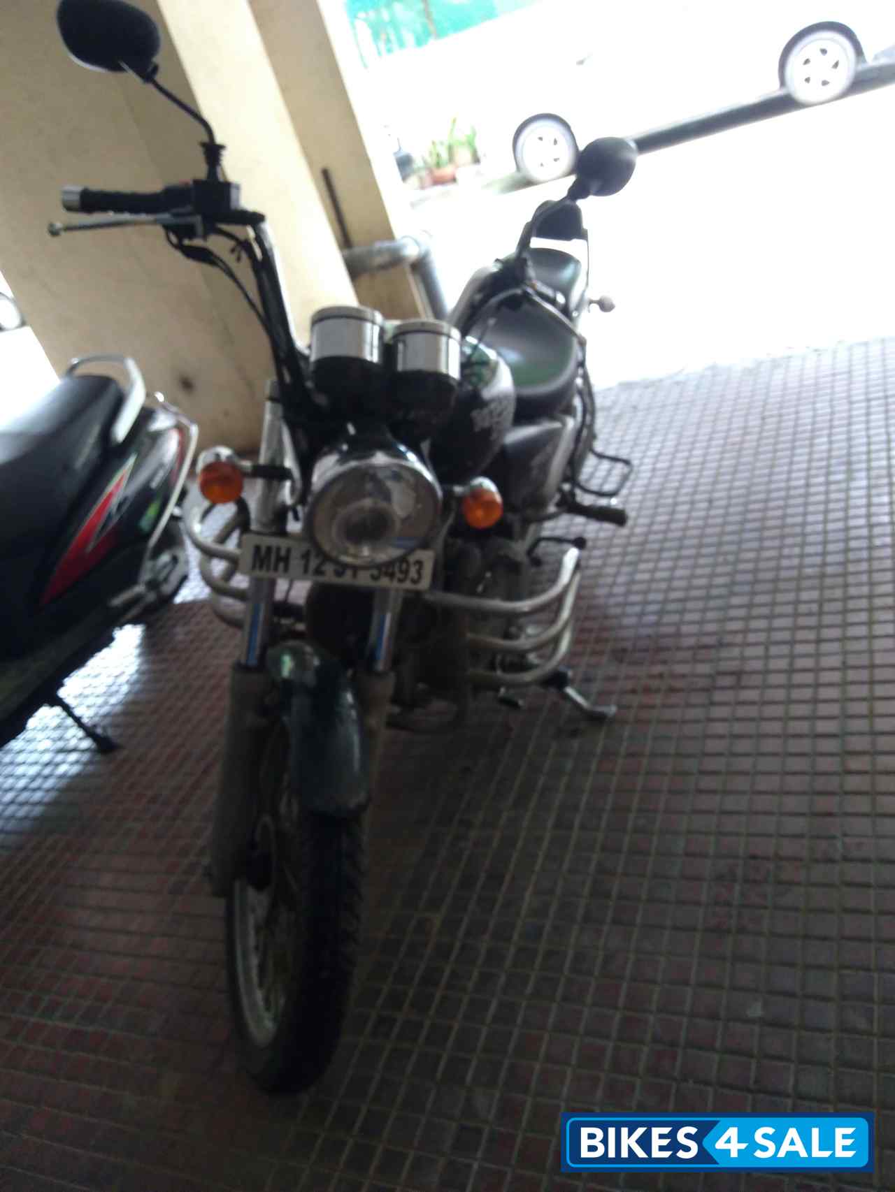 Black Royal Enfield Thunderbird 500