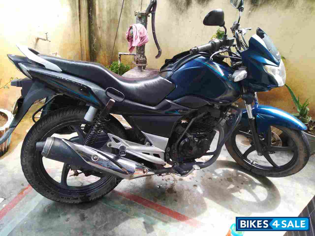 Blue Suzuki GS 150R