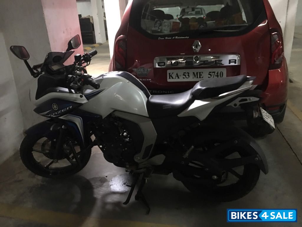 White-blue Yamaha Fazer FI V2