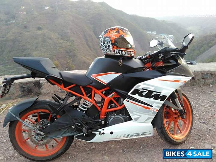 White KTM RC 390