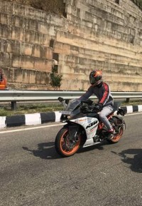 White KTM RC 390