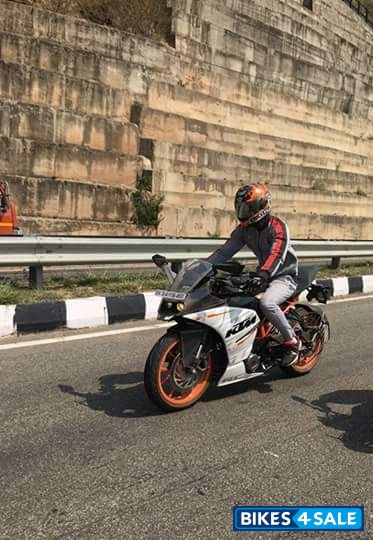 White KTM RC 390 White KTM RC 390